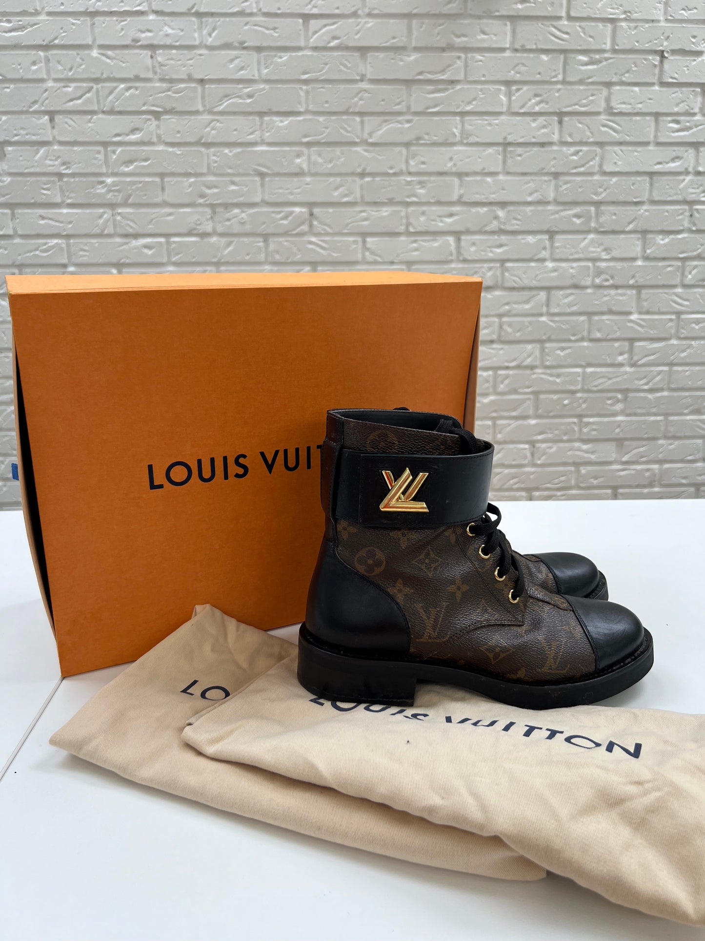 Louis Vuitton (37 1/2)