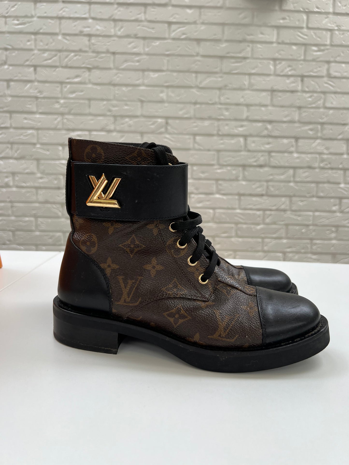 Louis Vuitton (37 1/2)